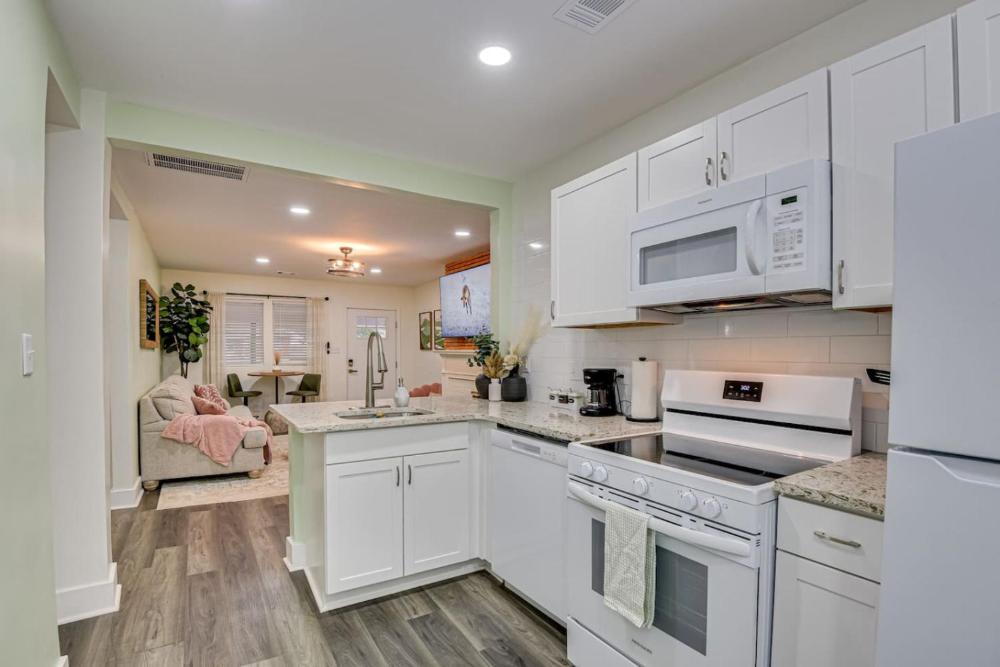 Stylish APT 1mile To Masters 2mi Medical Center